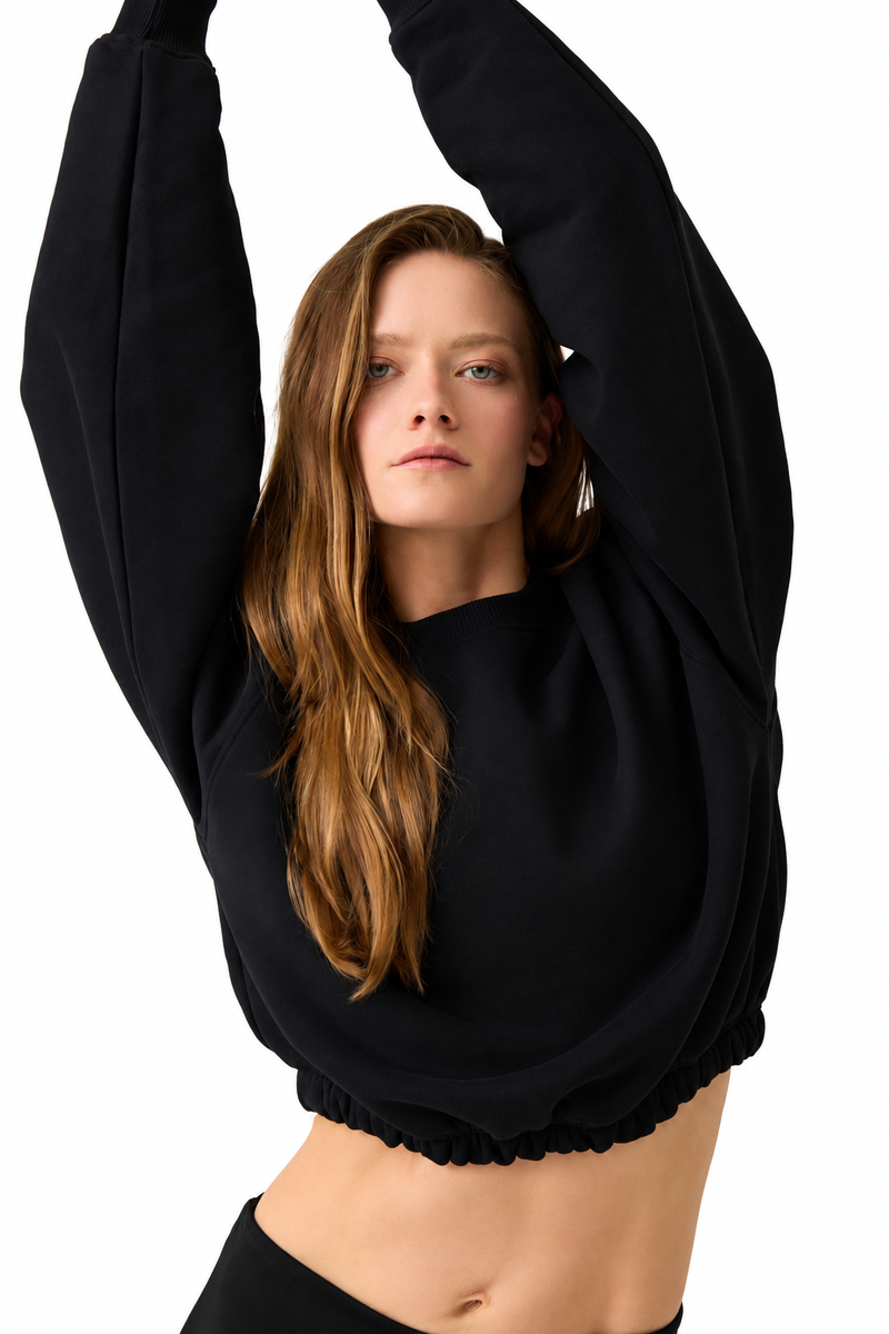 Beli Büzgülü Kısa Sweatshirt – beyaz stüdyo fonu