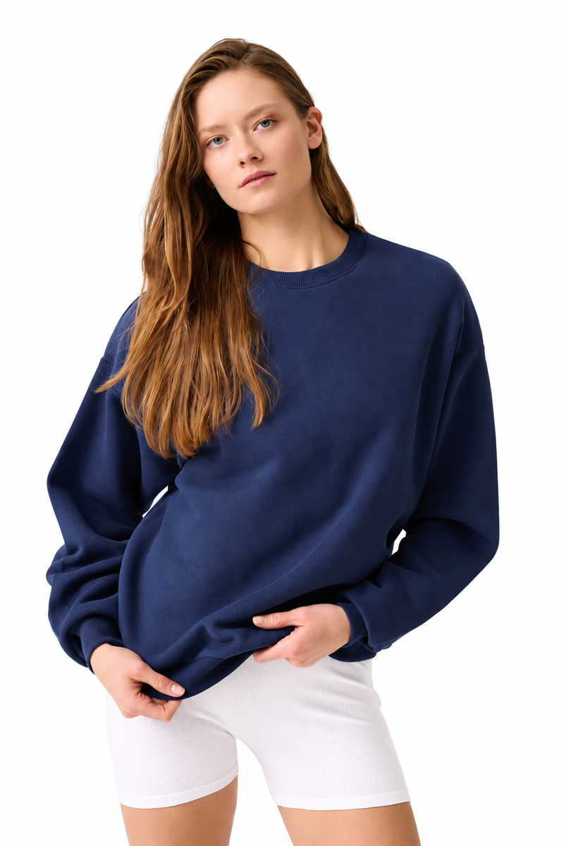 Bisiklet Yaka Bol Sweatshirt – beyaz stüdyo fonu