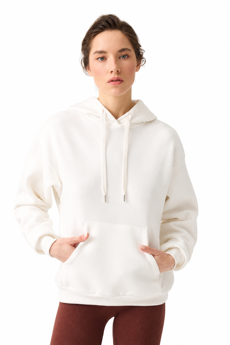 Bol Kesim Kapüşonlu Sweatshirt – beyaz stüdyo fonu