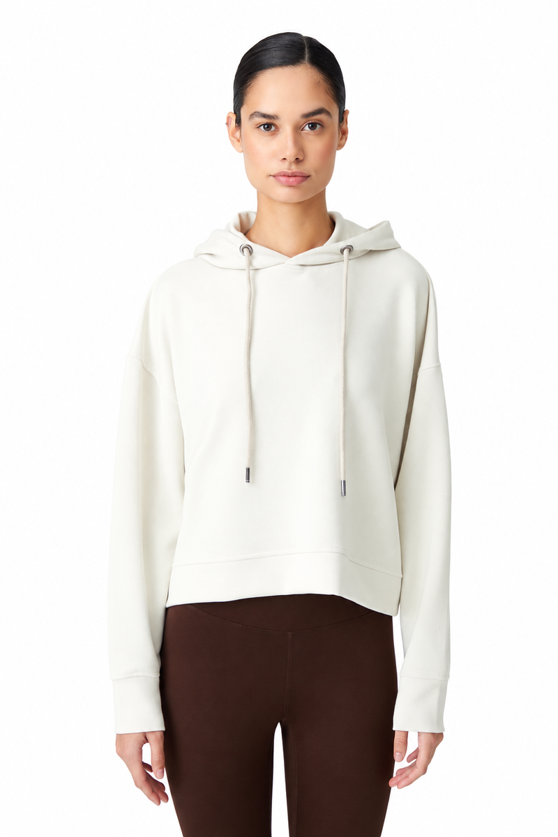 Kapüşonlu Kısa Sweatshirt – beyaz stüdyo fonu