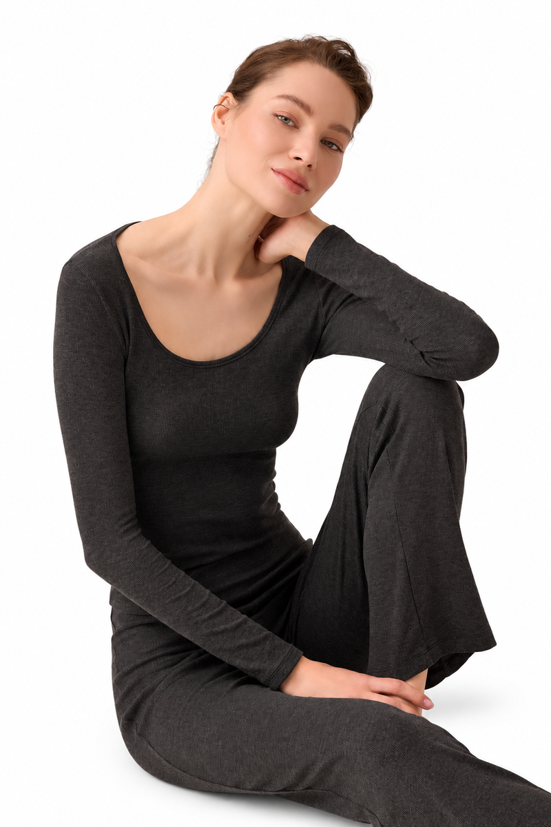 Modal Uzun Kollu Pijama Takımı – beyaz stüdyo fonu