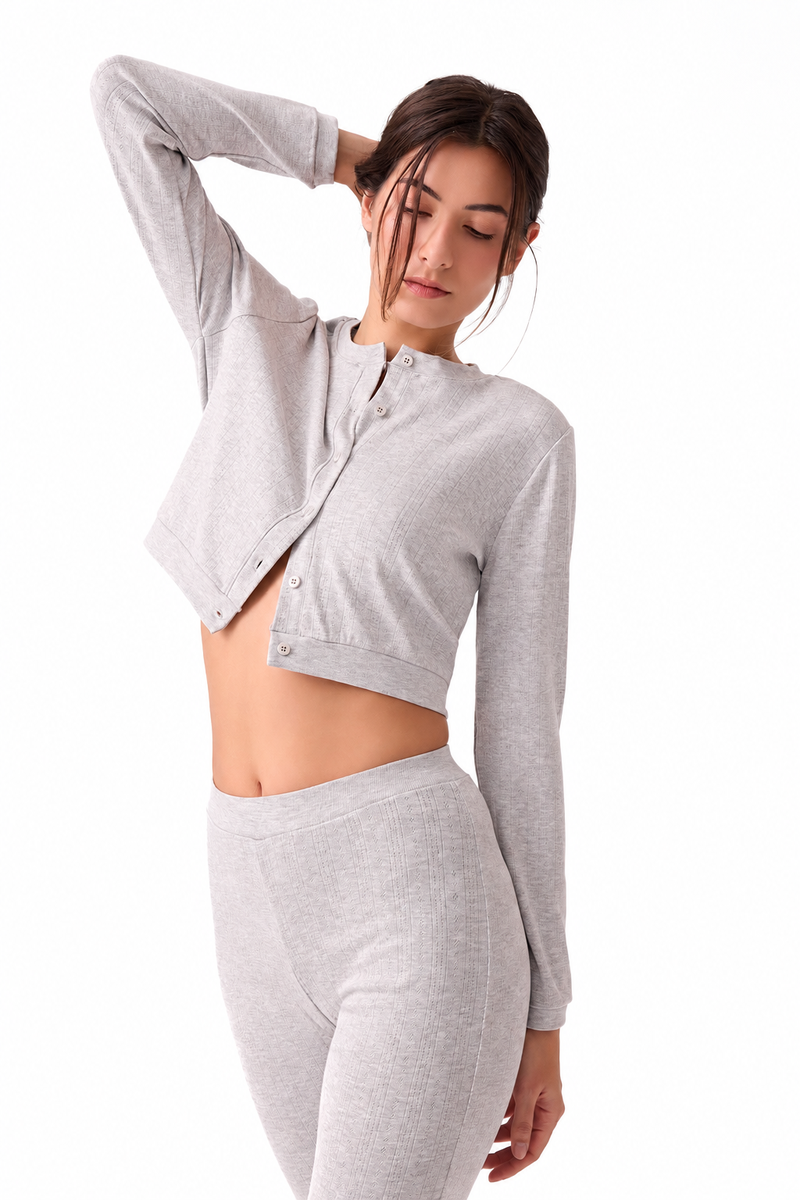 Petek Dokulu Düğmeli Pijama Takımı – beyaz stüdyo fonu